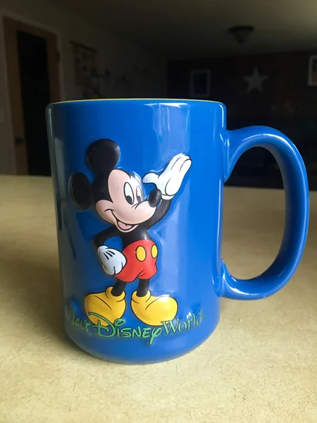Caneca de café Mickey Mouse — Fotografia de Stock
