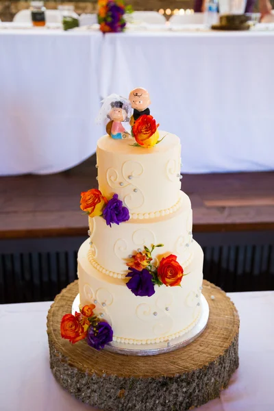 Amendoins Charlie Brown Casamento Bolo Topper — Fotografia de Stock