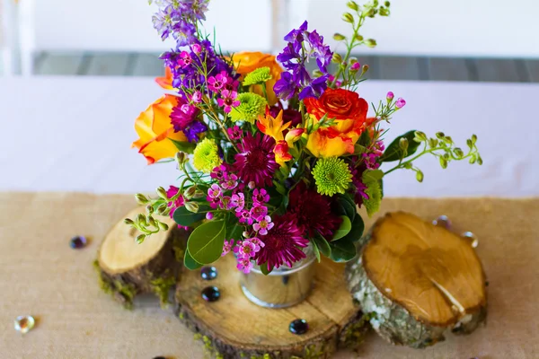 Bloemen bruiloft receptie Centerpieces — Stockfoto