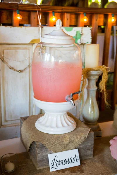 Bruiloft receptie Pink Lemonade Stand — Stockfoto