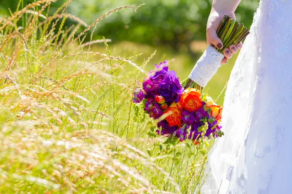 Noiva segurando buquê de casamento — Fotografia de Stock