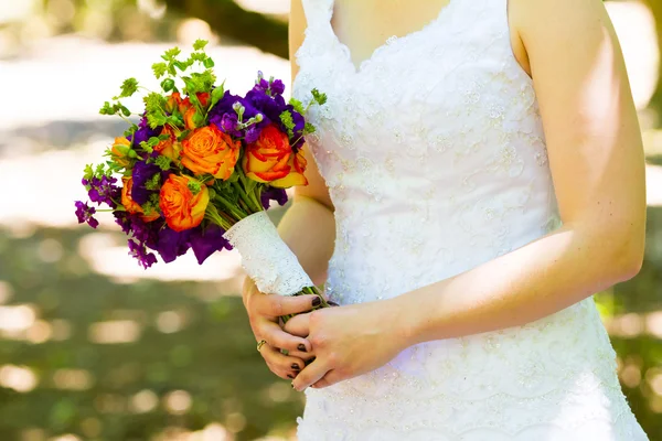 Sposa tenuta bouquet da sposa — Foto Stock