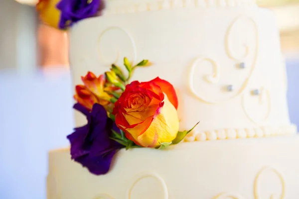 Weiße Hochzeitstorte — Stockfoto