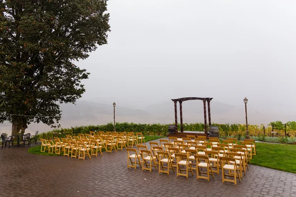 Déšť bouře svatební ceremonie dostaveníčko — Stock fotografie