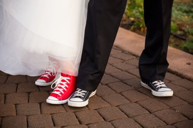Gelin ve damat Converse giymek