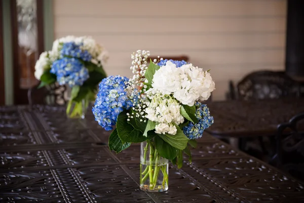 Fiori bianchi e blu al ricevimento di nozze — Foto Stock