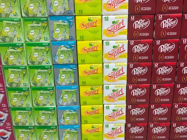 Selección de refrescos en la tienda de comestibles — Foto de Stock