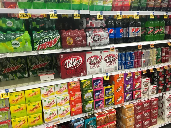 Soda Pop wybór w sklepie spożywczym — Zdjęcie stockowe