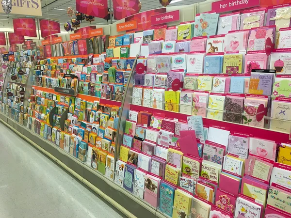 American Greetings kártya kiválasztása boltban — Stock Fotó