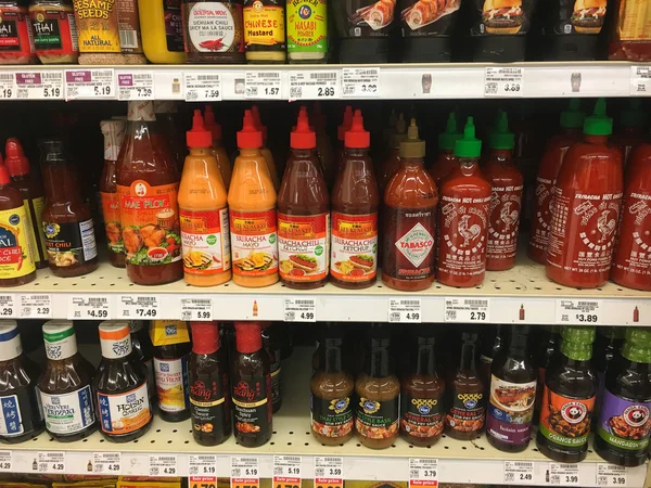 Gorący sos Sriracha w sklepie spożywczym — Zdjęcie stockowe