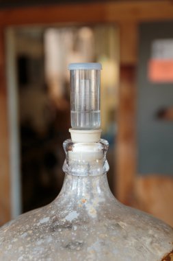 Hava kilidi kapak üzerinde Homebrew cam damacana