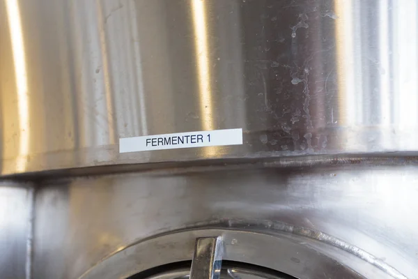 Etiqueta do fermentador na cervejaria — Fotografia de Stock