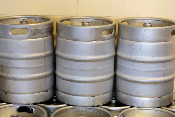 Коммерческое ремесленное производство пива на пивоварне — стоковое фото