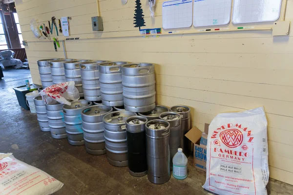 Fabrication de bière artisanale commerciale à la brasserie — Photo