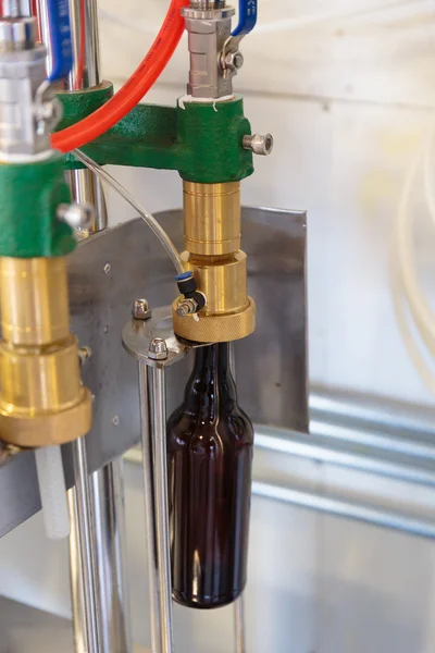 Fabricação de cerveja artesanal comercial na cervejaria — Fotografia de Stock