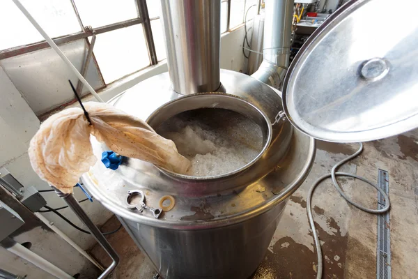 Fabricação de cerveja artesanal comercial na cervejaria — Fotografia de Stock