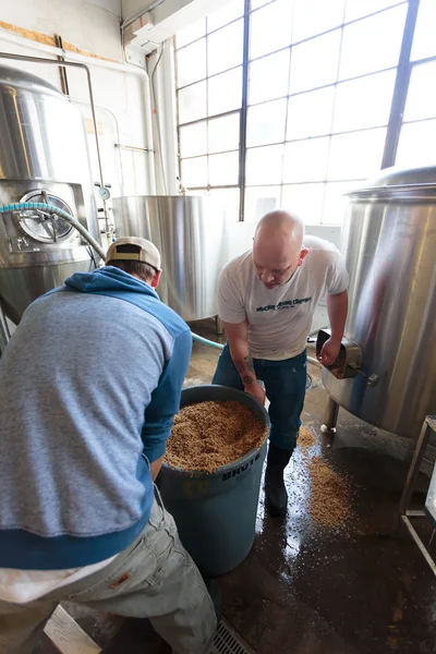 Fabricação de cerveja artesanal comercial na cervejaria — Fotografia de Stock