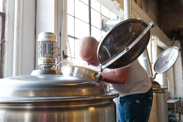 Commercial Craft Beer Making at Brewery — Stock Photo, Image
