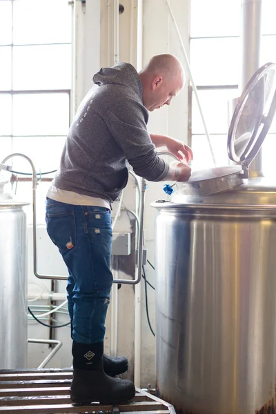 市販のクラフト ビール醸造所作り — ストック写真