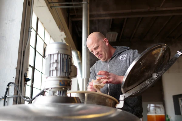 Commercial Craft Beer Making at Brewery — Stock Photo, Image