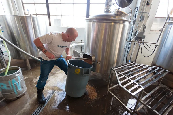 Fabricação de cerveja artesanal comercial na cervejaria — Fotografia de Stock