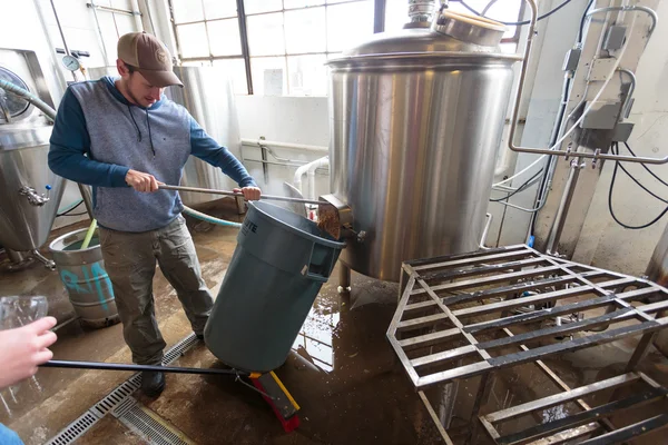 Fabricação de cerveja artesanal comercial na cervejaria — Fotografia de Stock