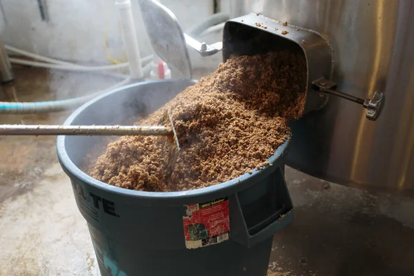 Fabricación de cerveza artesanal comercial en la cervecería — Foto de Stock