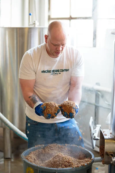 Commercial Craft Beer Making at Brewery — Stock Photo, Image