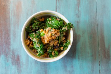 Ham Paleo Kale ve Quinoa Superfood salata
