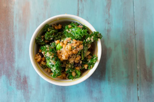 Ensalada Cruda de Paleo Kale y Quinoa Superfood — Foto de Stock