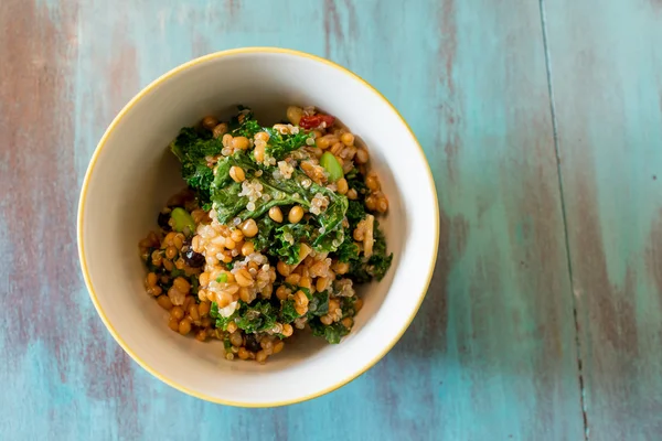 Ham Paleo Kale ve Quinoa Superfood salata — Stok fotoğraf