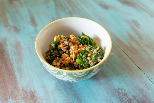 RAW Paleo grönkål och Quinoasallad Superfood — Stockfoto