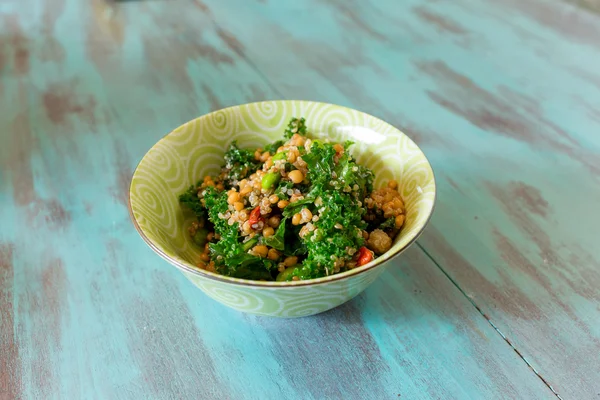 Ακατέργαστη ΠΑΛΑΙΟ Καλέ και σαλάτα Quinoa Superfood — Φωτογραφία Αρχείου