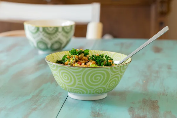 Raw Paleo Kale and Quinoa Superfood Salad — Stock Photo, Image