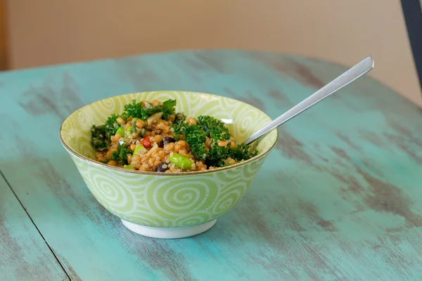 Ham Paleo Kale ve Quinoa Superfood salata — Stok fotoğraf