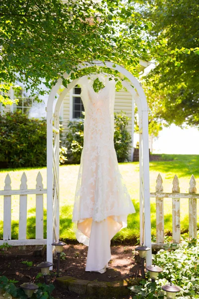 Brudklänning hänger i trädgården — Stockfoto