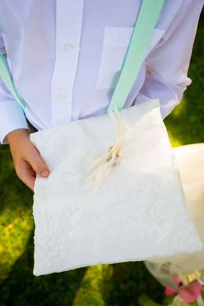 Pembawa cincin dengan Cincin Pernikahan — Stok Foto