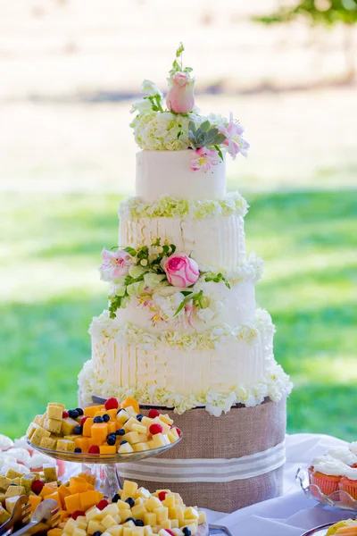 Tarta de boda tradicional blanca —  Fotos de Stock