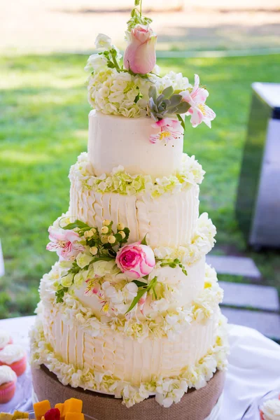 White Traditional Wedding Cake — Stock Photo, Image