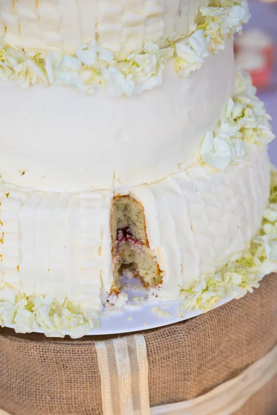 Bolo de casamento tradicional branco — Fotografia de Stock