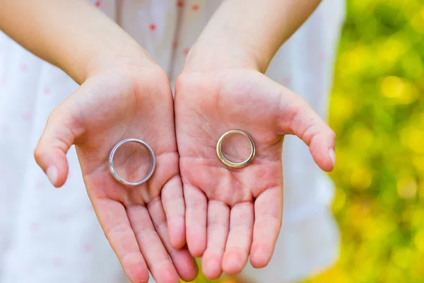 Chica celebración de anillos de boda — Foto de Stock