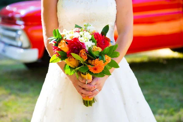 花嫁の結婚式のブーケ — ストック写真