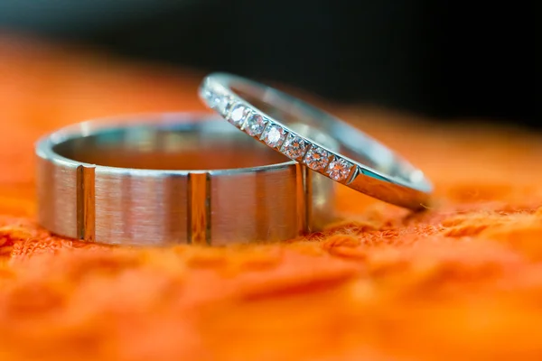 Novia y novio anillos de boda — Foto de Stock