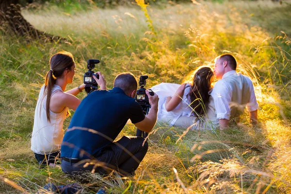 摄像师拍摄新娘和新郎在婚礼上 — 图库照片