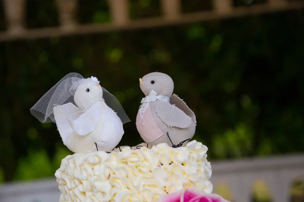 Tarta de boda blanca en recepción —  Fotos de Stock