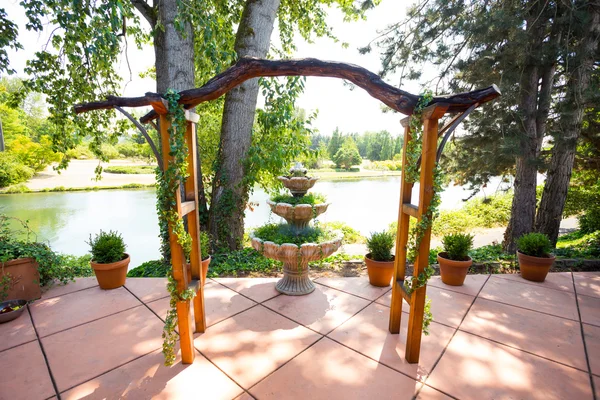 Altare di pergola di nozze in legno personalizzato — Foto Stock