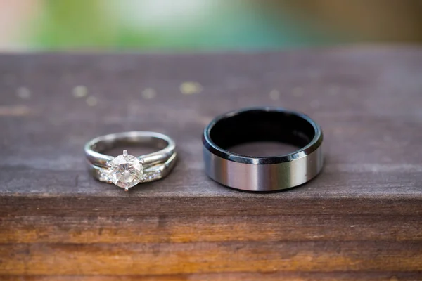 Esküvői gyűrűk a menyasszony és a vőlegény — Stock Fotó