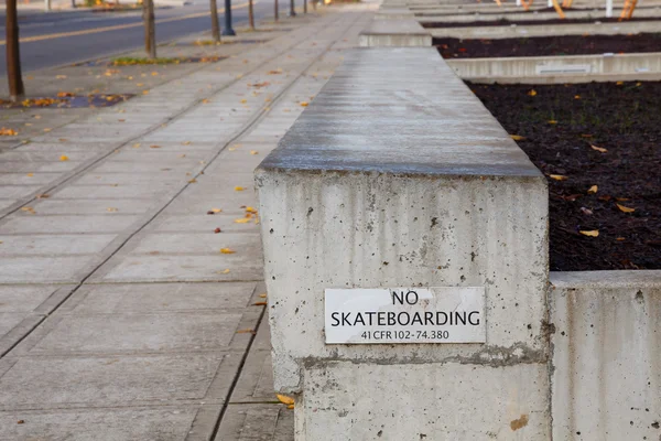 No Skateboarding Sign on Ledge — Stock Photo, Image