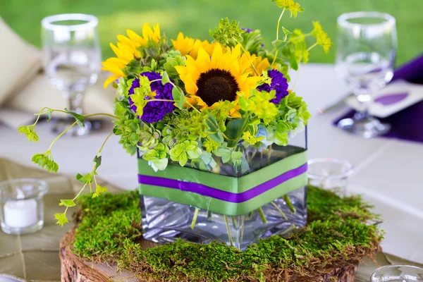 Centrotavola di fiori nuziali al tavolo della reception — Foto Stock