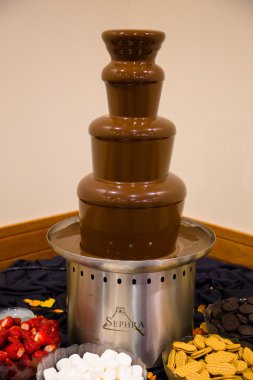Çikolata fondü kule düğünde